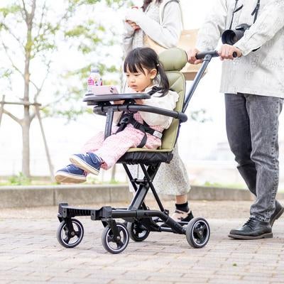 ベビーカーに乗りながらスマホを見る女の子の写真