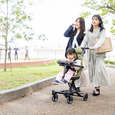 ベビーカーに乗る女の子とママ友の写真