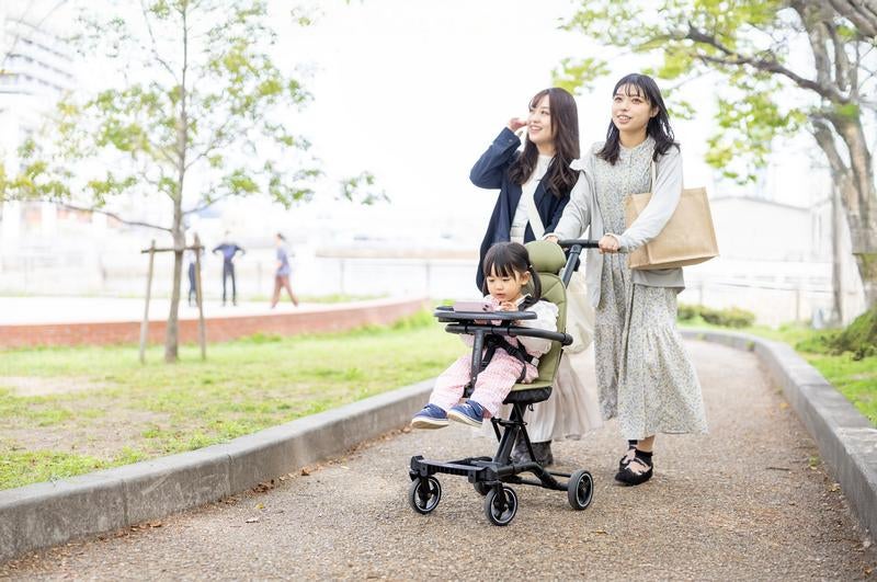 ベビーカーに乗る女の子とママ友の写真