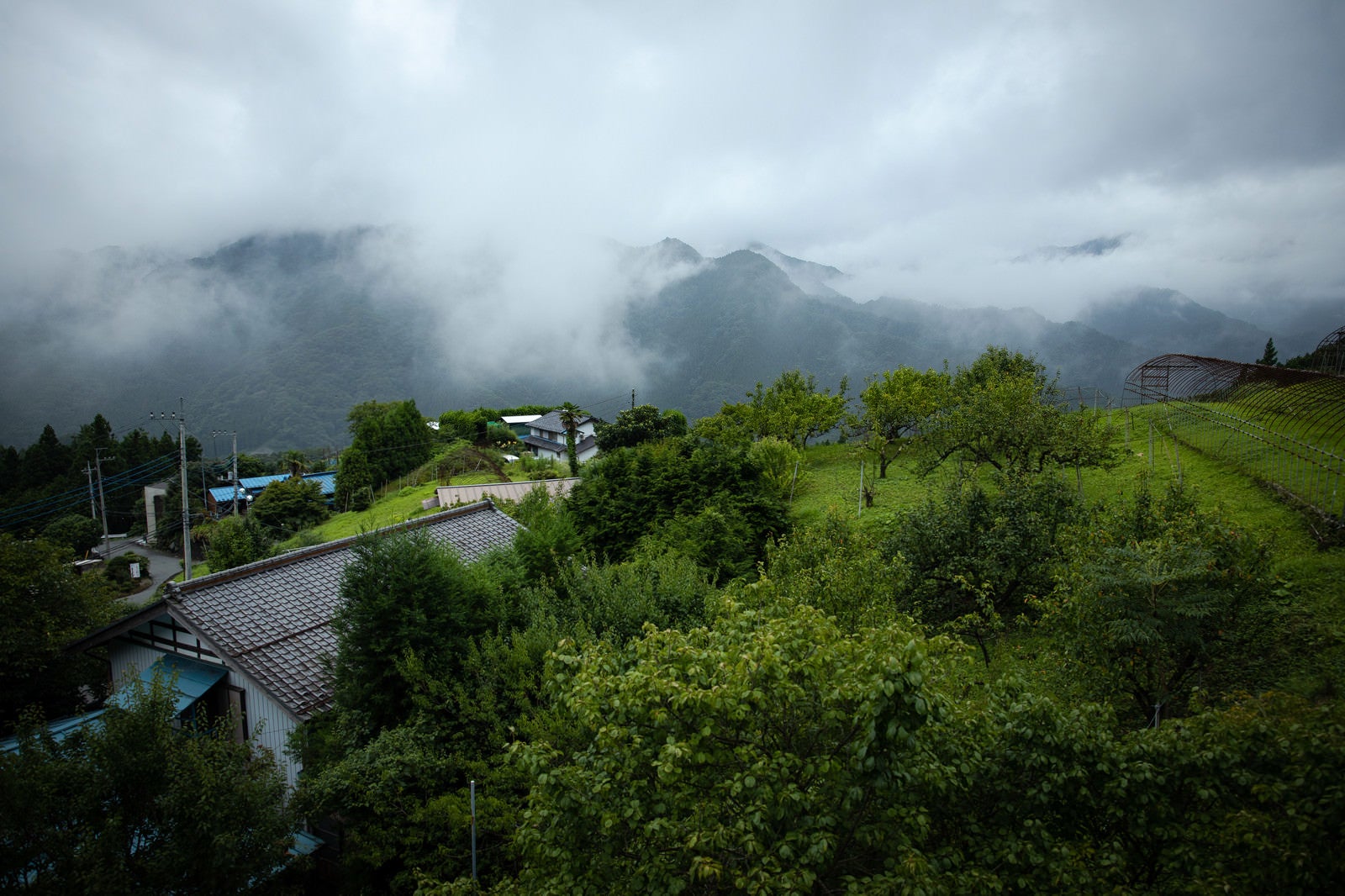 「芦ヶ久保から天候が悪い山々の景観」の写真