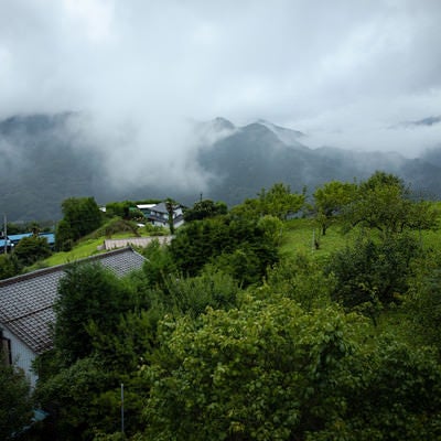 芦ヶ久保から天候が悪い山々の景観の写真