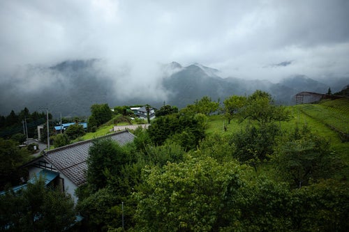 芦ヶ久保から天候が悪い山々の景観の写真