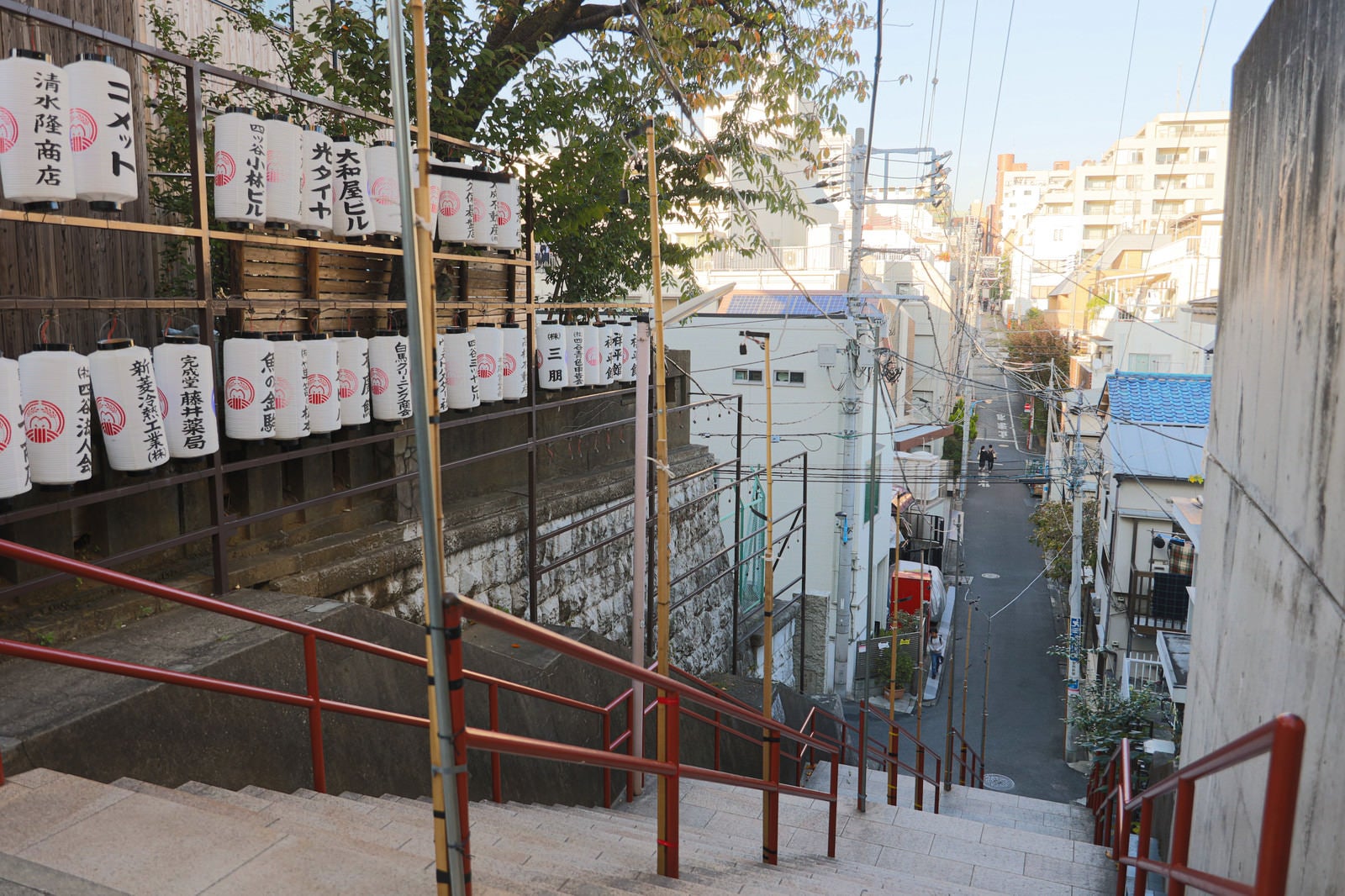 「酉の市中の東京四谷須賀神社の階段前」の写真