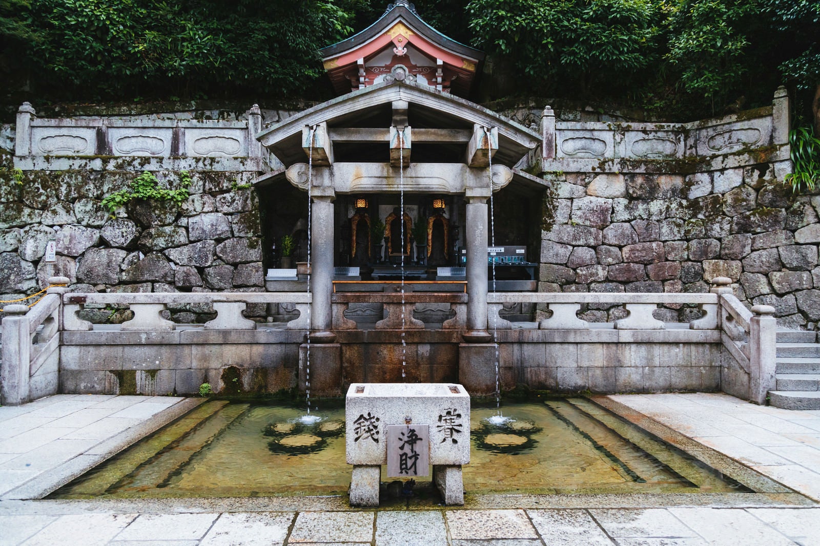 「京都・清水寺の「音羽の滝」」の写真