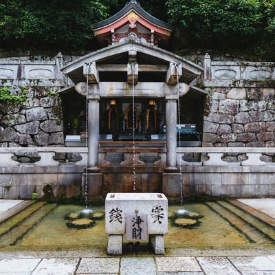 京都・清水寺の「音羽の滝」の写真