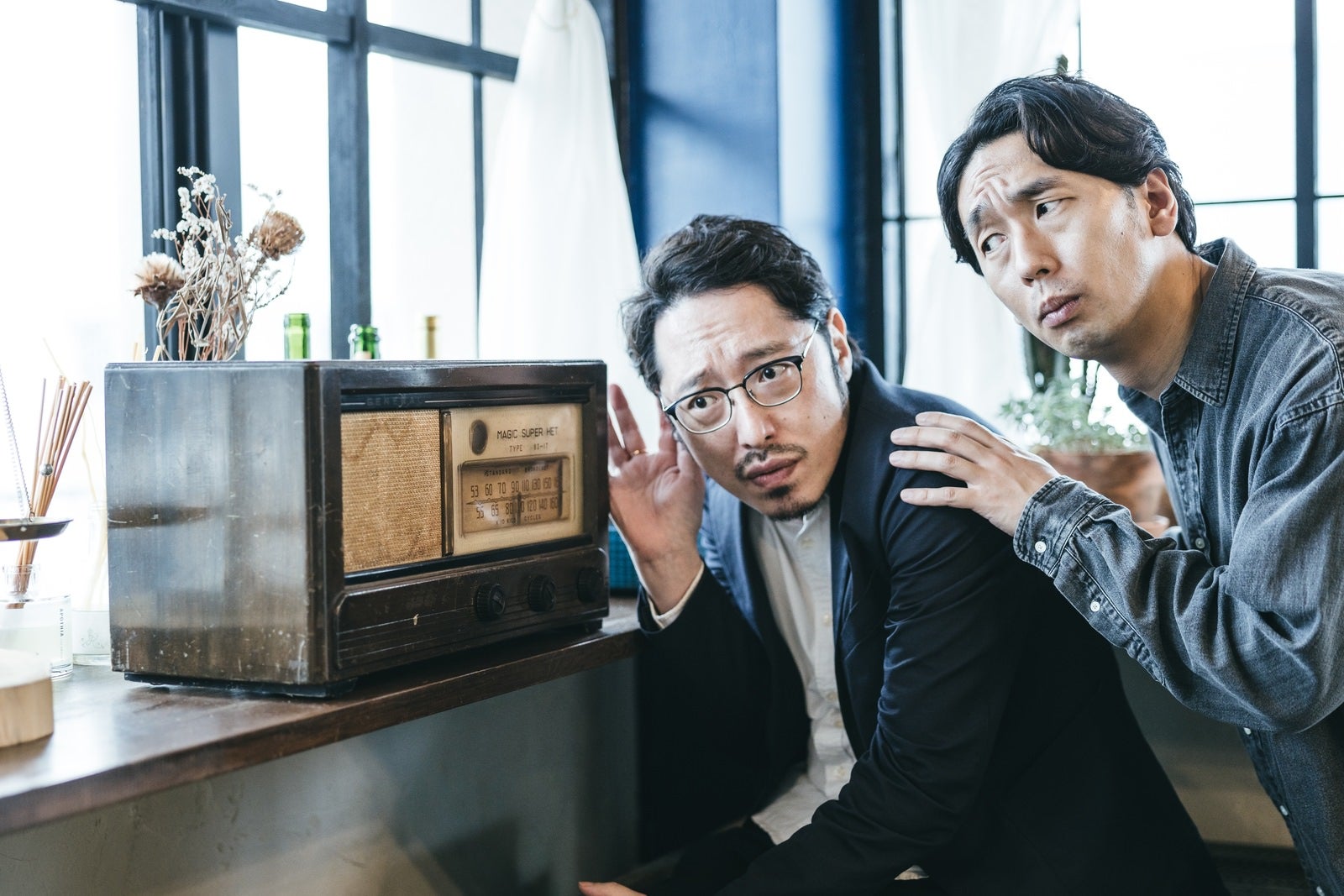 「ラジオに耳を傾ける二人組の探偵」の写真［モデル：大川竜弥 ゆうせい］