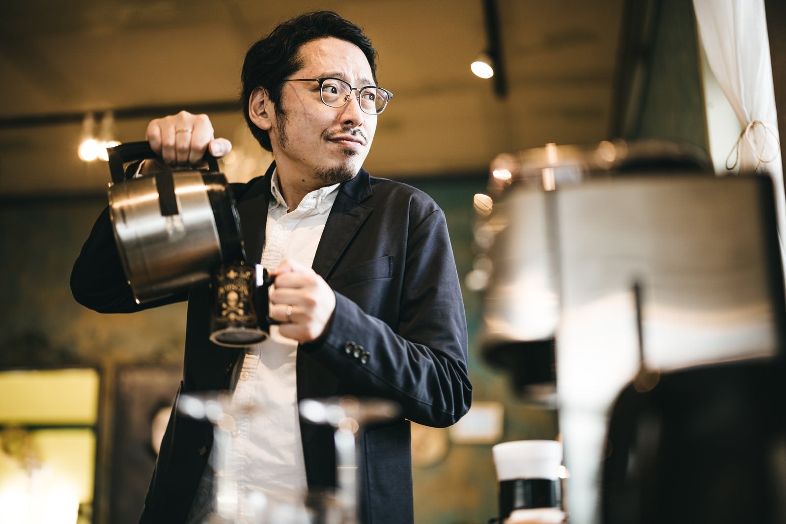 「朝、出社後のコーヒーを飲む男性」の写真［モデル：ゆうせい］