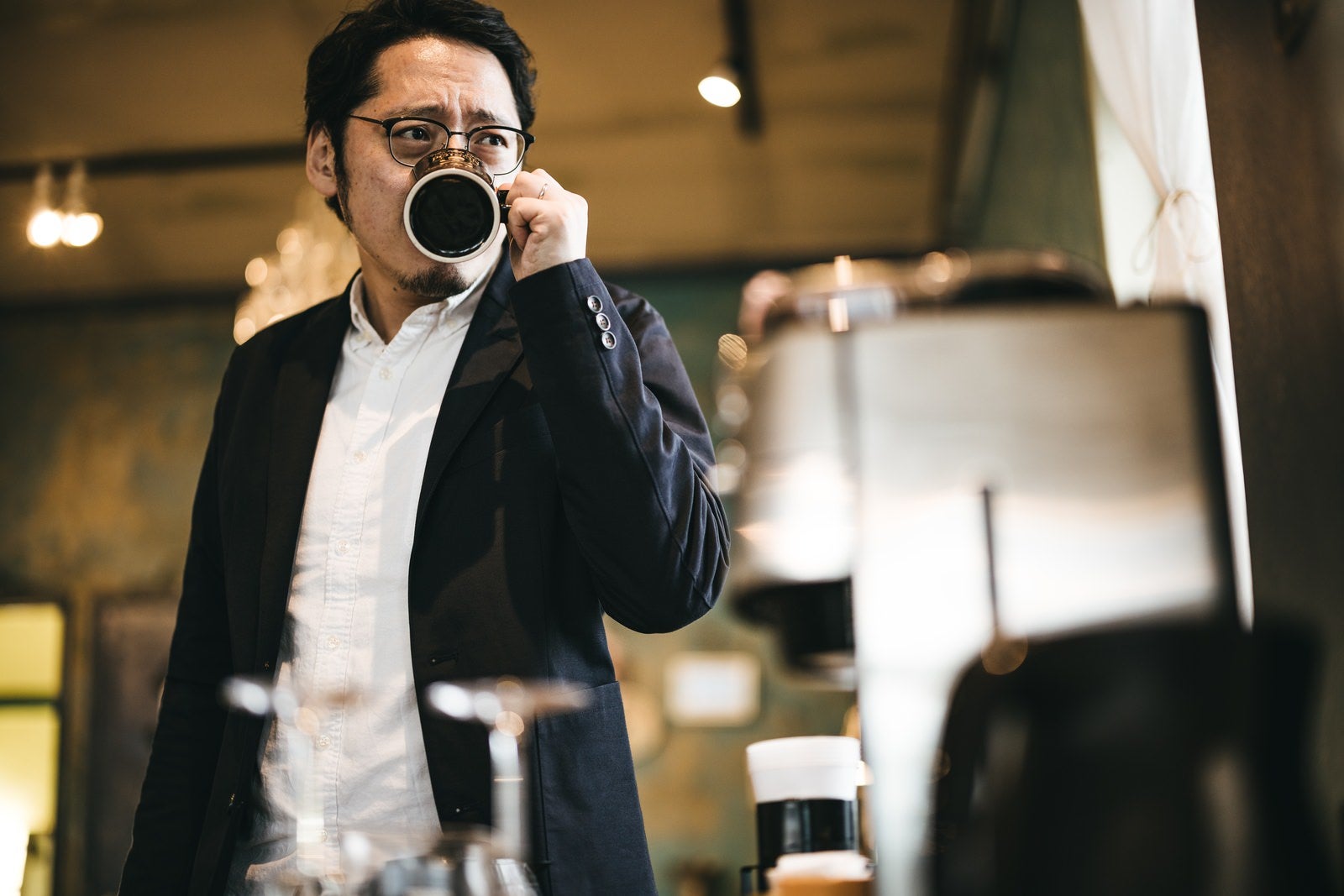 「コーヒーを飲む男性」の写真［モデル：ゆうせい］