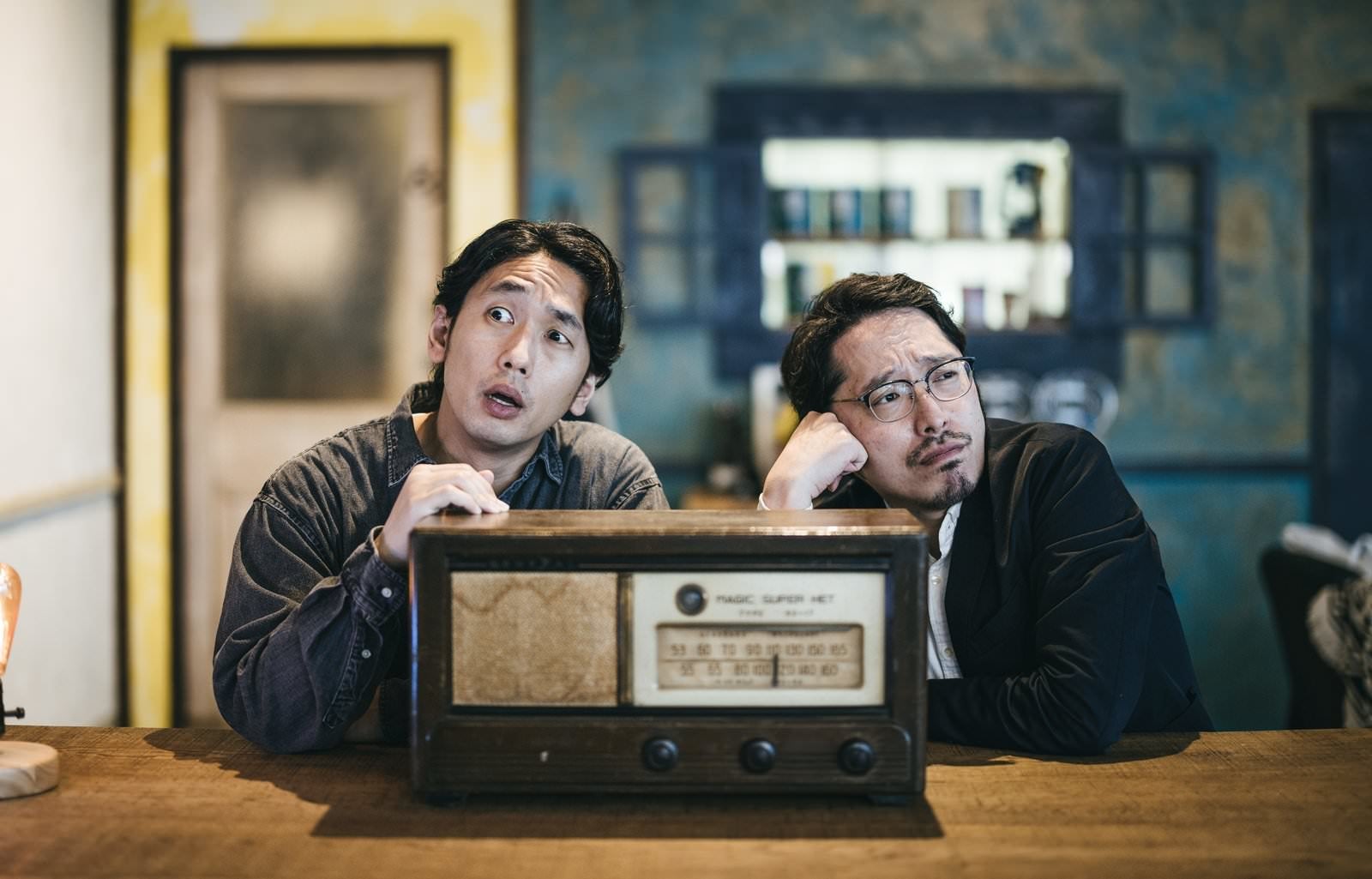 「周囲を威嚇する男性と考え込む男性」の写真［モデル：大川竜弥 ゆうせい］