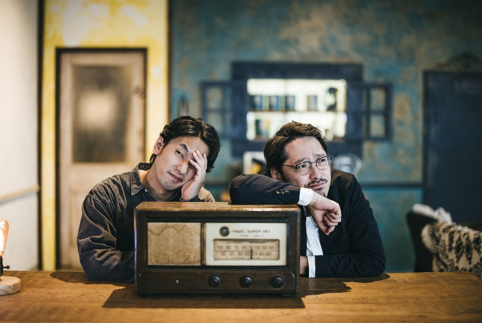 「落ち込む二人組の探偵」の写真［モデル：大川竜弥 ゆうせい］