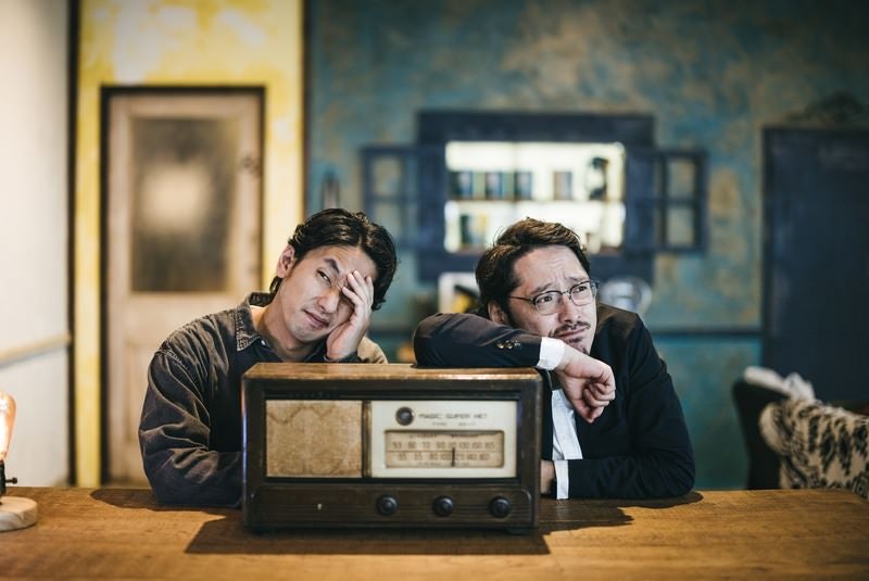 落ち込む二人組の探偵の写真