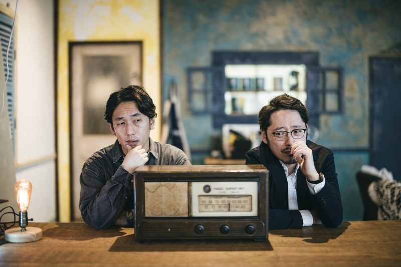 がっかりする二人組の探偵の写真