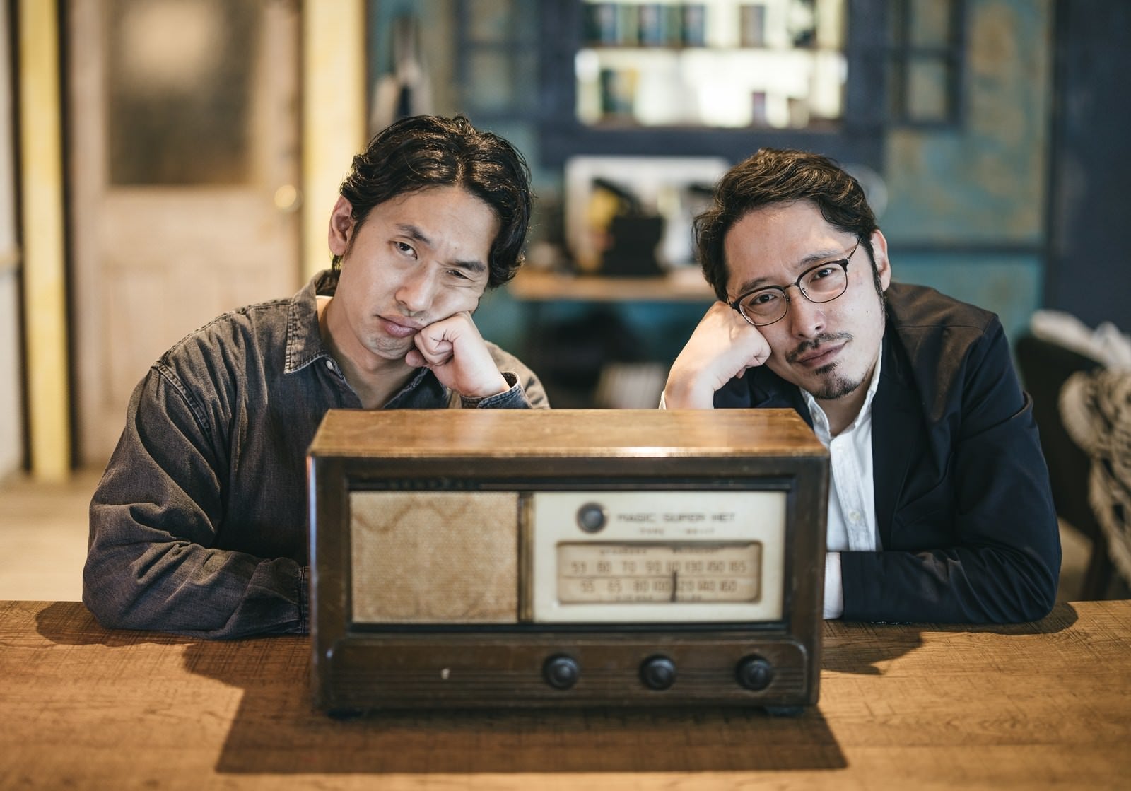 「頬杖をついて不貞腐れる二人組の探偵」の写真［モデル：大川竜弥 ゆうせい］