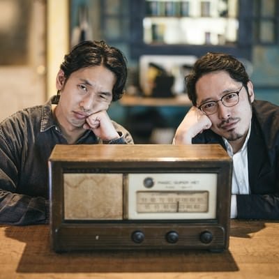 頬杖をついて不貞腐れる二人組の探偵の素材