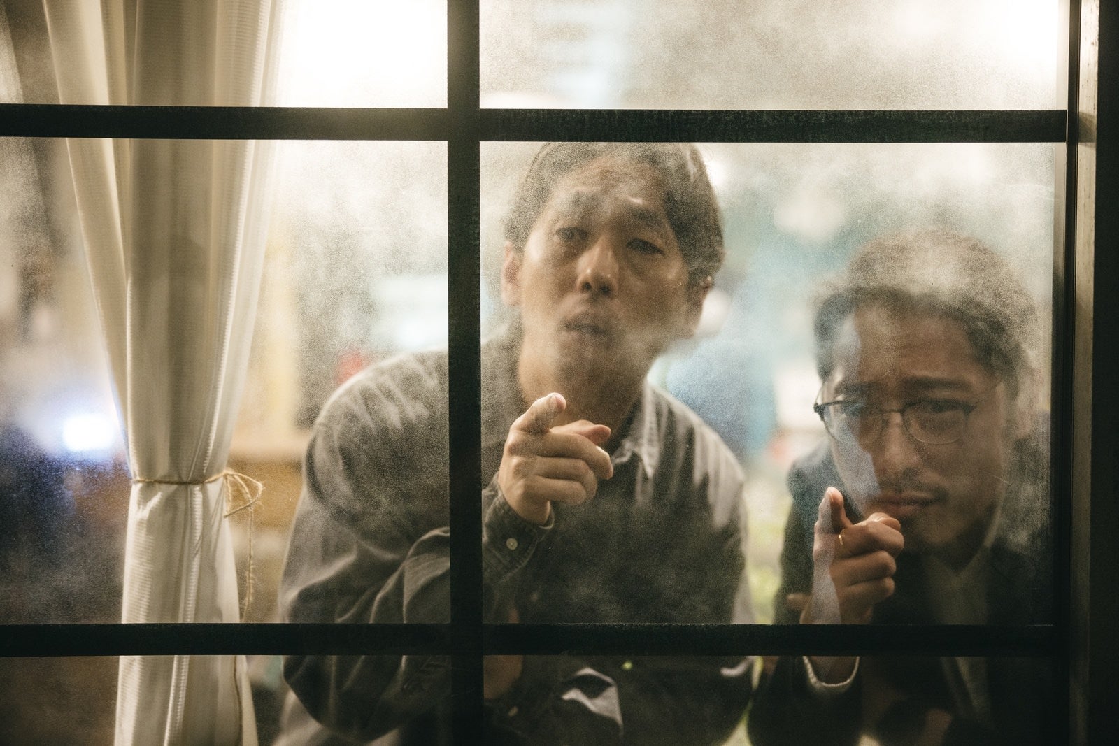 「窓辺から張り込み中の二人組の探偵」の写真［モデル：大川竜弥 ゆうせい］
