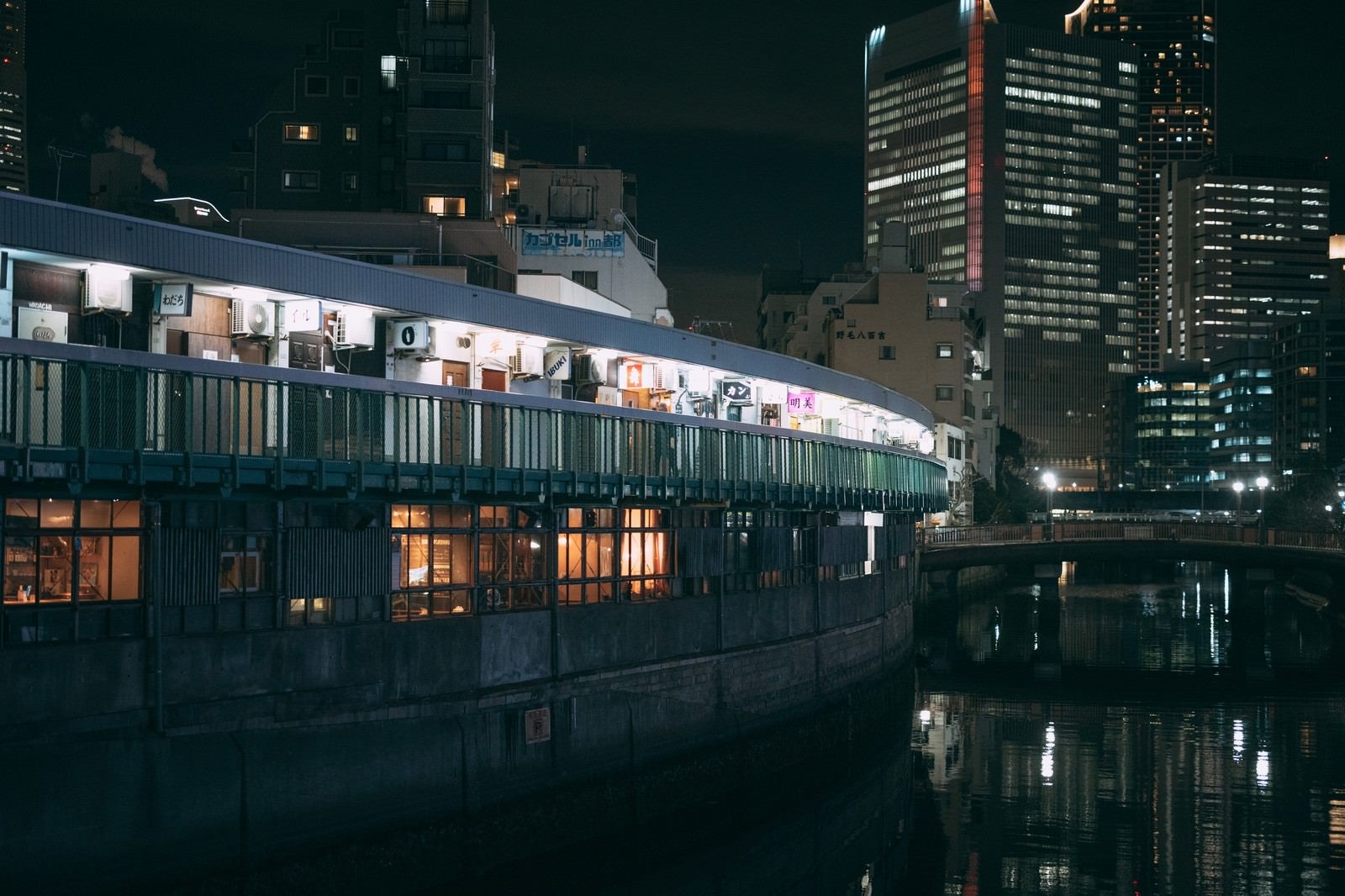 「夜の都橋商店街と大岡川の様子」の写真