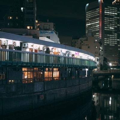 夜の都橋商店街と大岡川の様子の写真