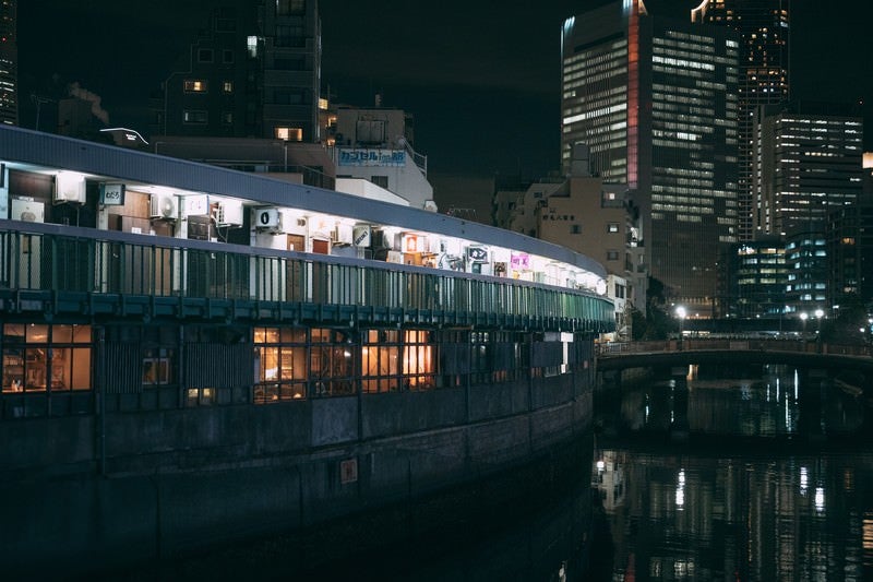 夜の都橋商店街と大岡川の様子の写真