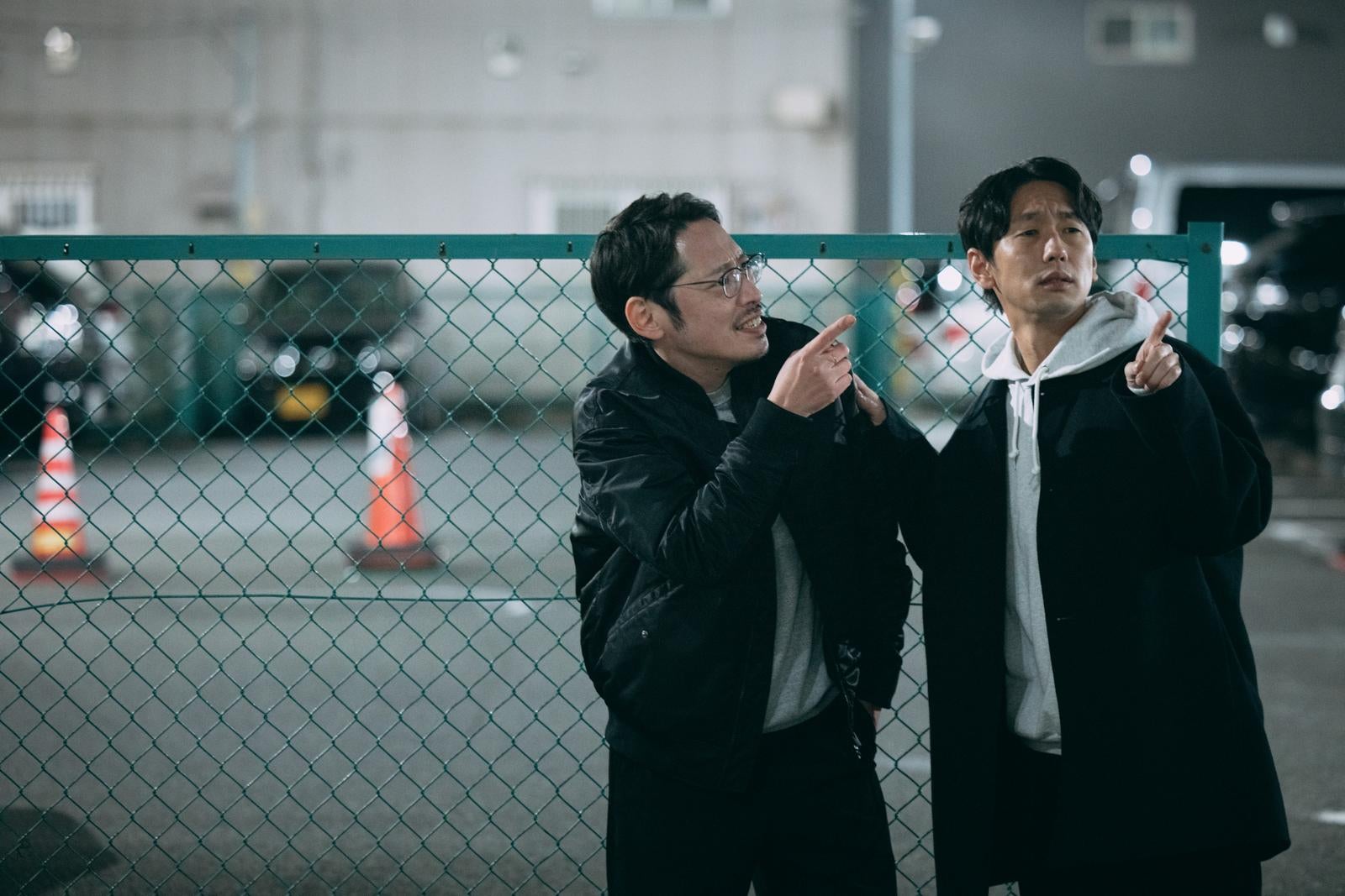 「夜の駐車場で探偵活動を行う二人の探偵」の写真［モデル：大川竜弥 ゆうせい］