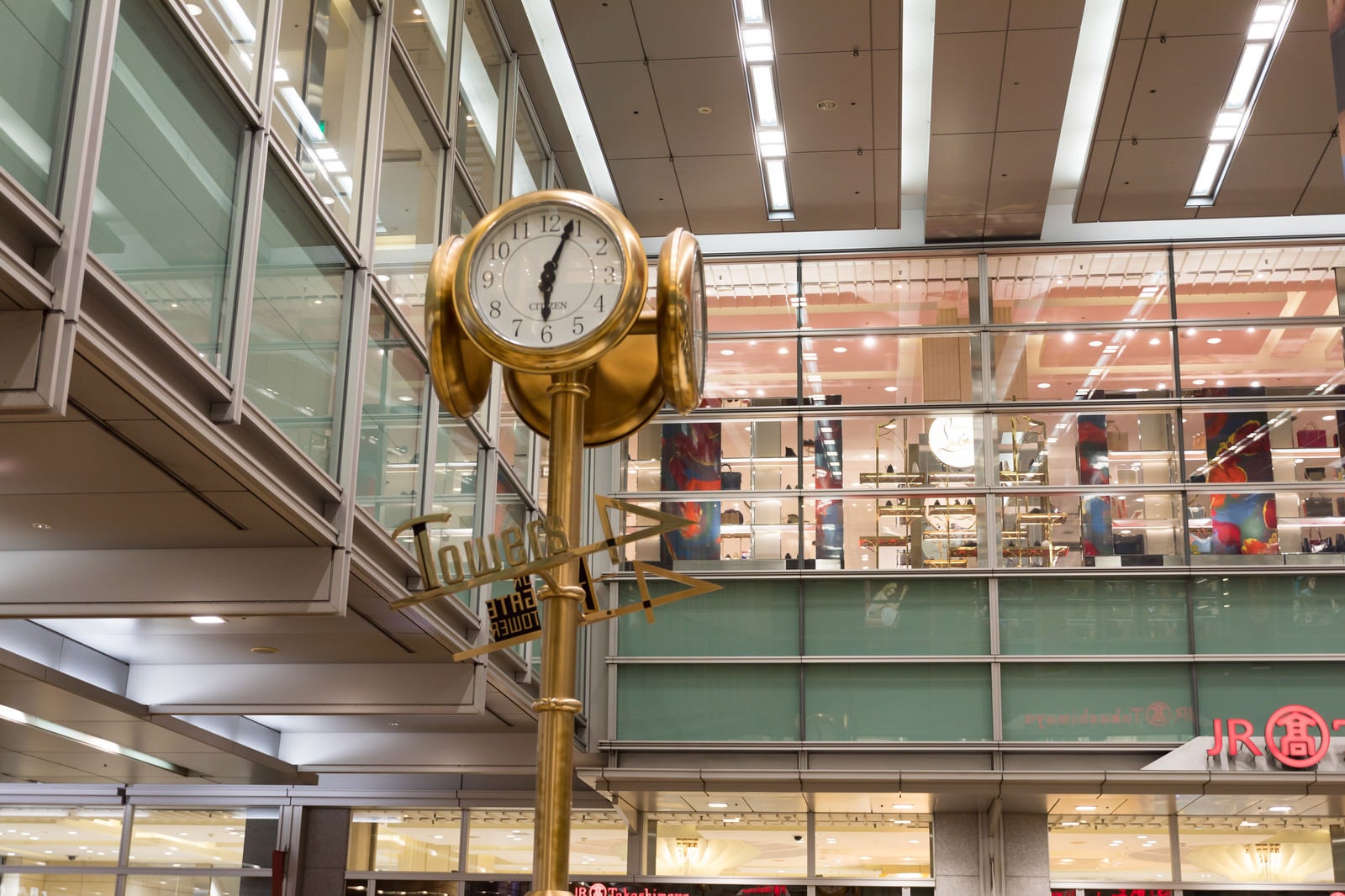 「名古屋駅の金の時計（待ち合わせ）」の写真