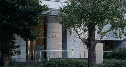 街路樹と金融庁ビル入口の写真