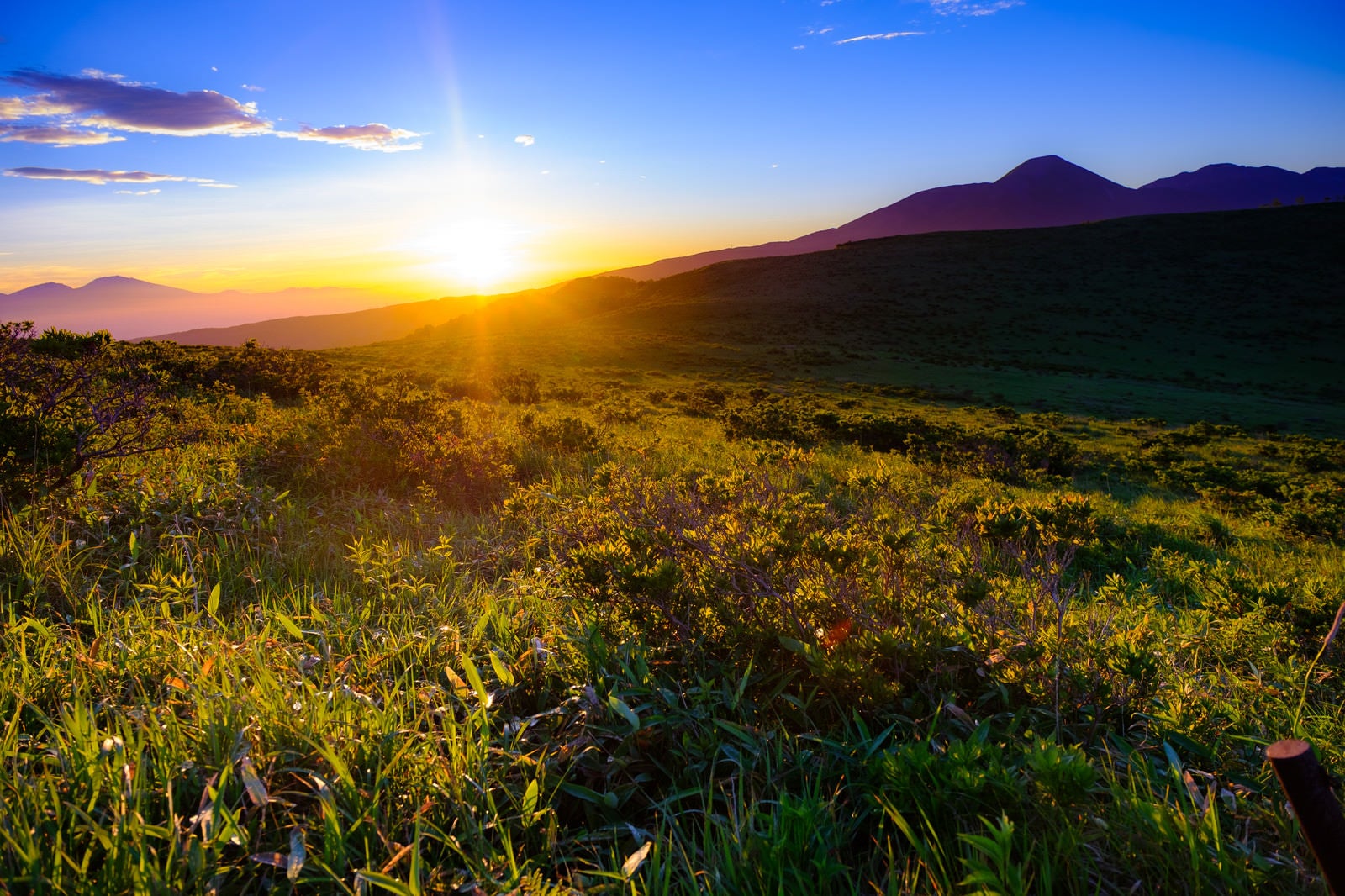 「夕陽と霧ヶ峰高原」の写真