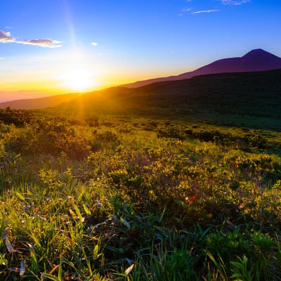 夕陽と霧ヶ峰高原の写真