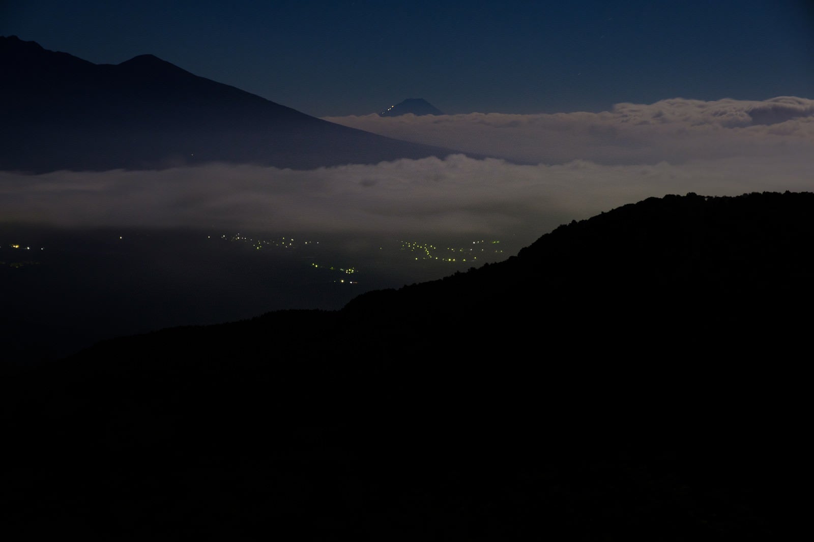 「山頂から街の夜景」の写真