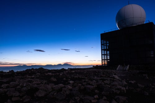車山気象レーダー観測所と夕焼け空の写真