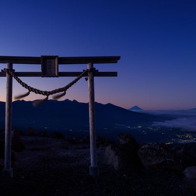 霧ケ峰高原・夕暮れの車山神社の鳥居の写真