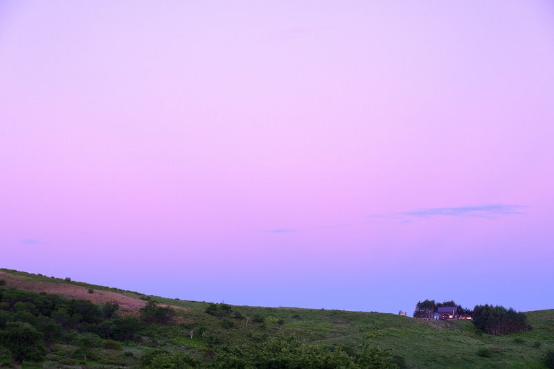 紫の空と霧ヶ峰高原の写真