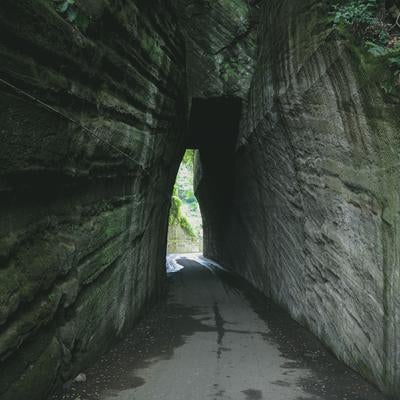 秘境感ある切通しトンネルの写真