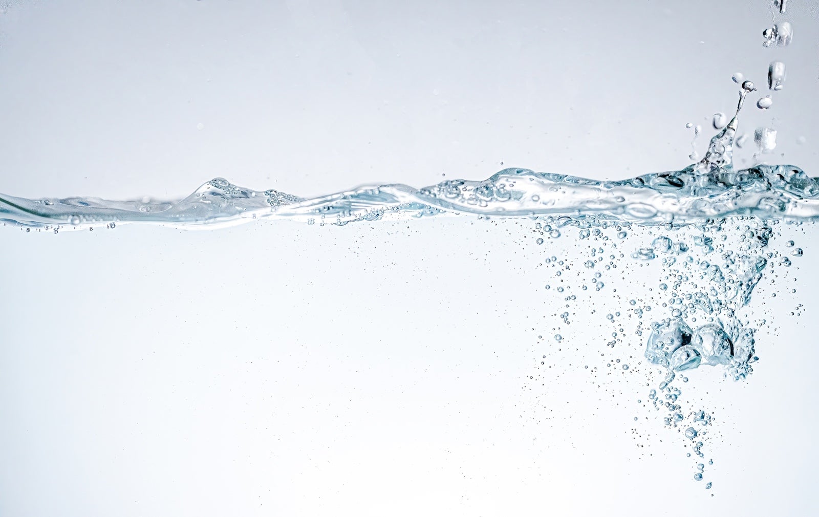 「水を注いだ際にできる気泡」の写真