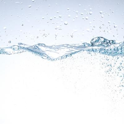 清らかな水の揺らめきと気泡の写真