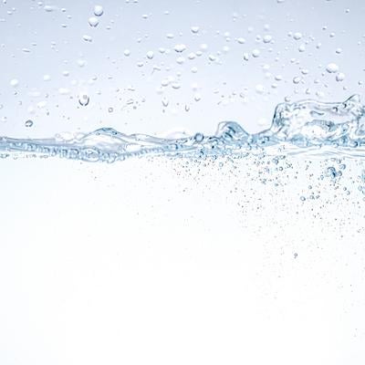 無数の気泡が広がりとクリアな水面に揺れる波の写真