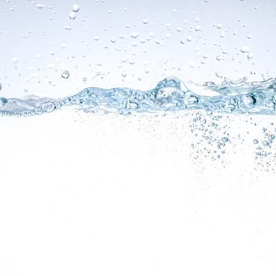 気泡が踊るクリアな水の写真