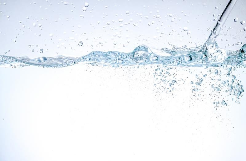 気泡が踊るクリアな水の写真