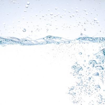 注がれる水と泡の爽やかさの素材