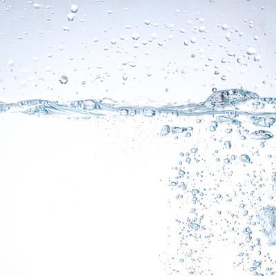 無数の泡が立ち上がる清潔感と透明感が際立つ水の写真