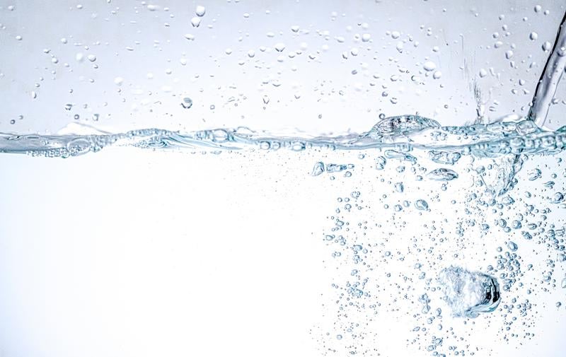 無数の泡が立ち上がる清潔感と透明感が際立つ水の写真