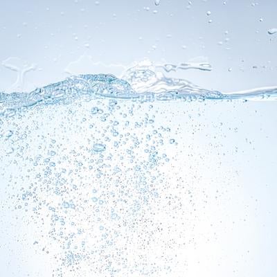 水中に泡が舞うクリアなミネラルウォーターの写真