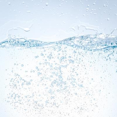 クリアな水と泡が魅せるナチュラルな清涼感の写真