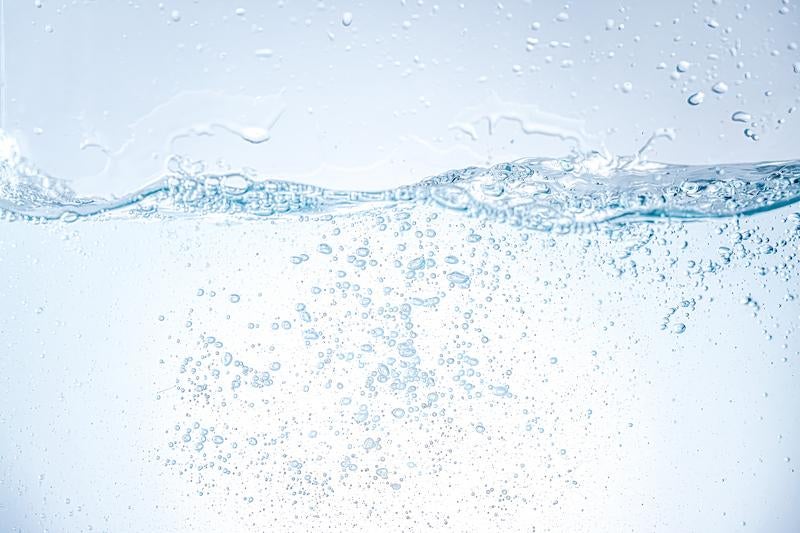 クリアな水と泡が魅せるナチュラルな清涼感の写真