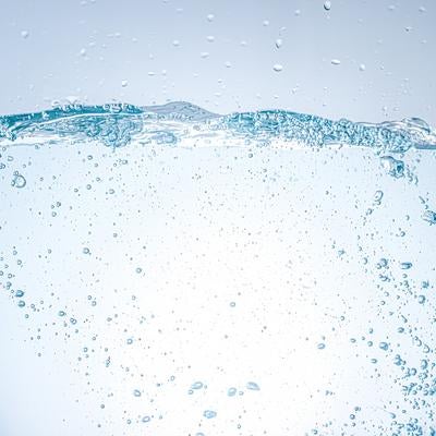 細かい気泡が透明な水の中を漂う様子の写真