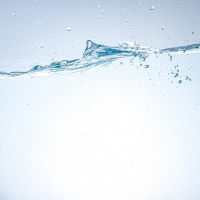 水面の繊細な揺れや泡の細かな質感の写真