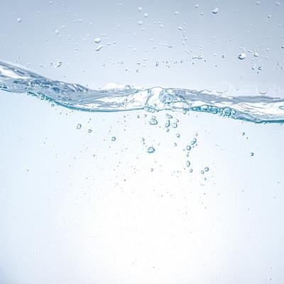 爽やかな水の動きが伝わる清涼感あふれる一枚の写真