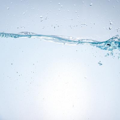 透明な水の波紋ときらめく気泡の写真