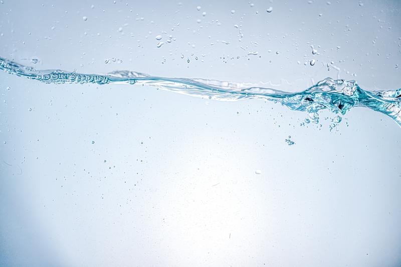 透明な水の波紋ときらめく気泡の写真