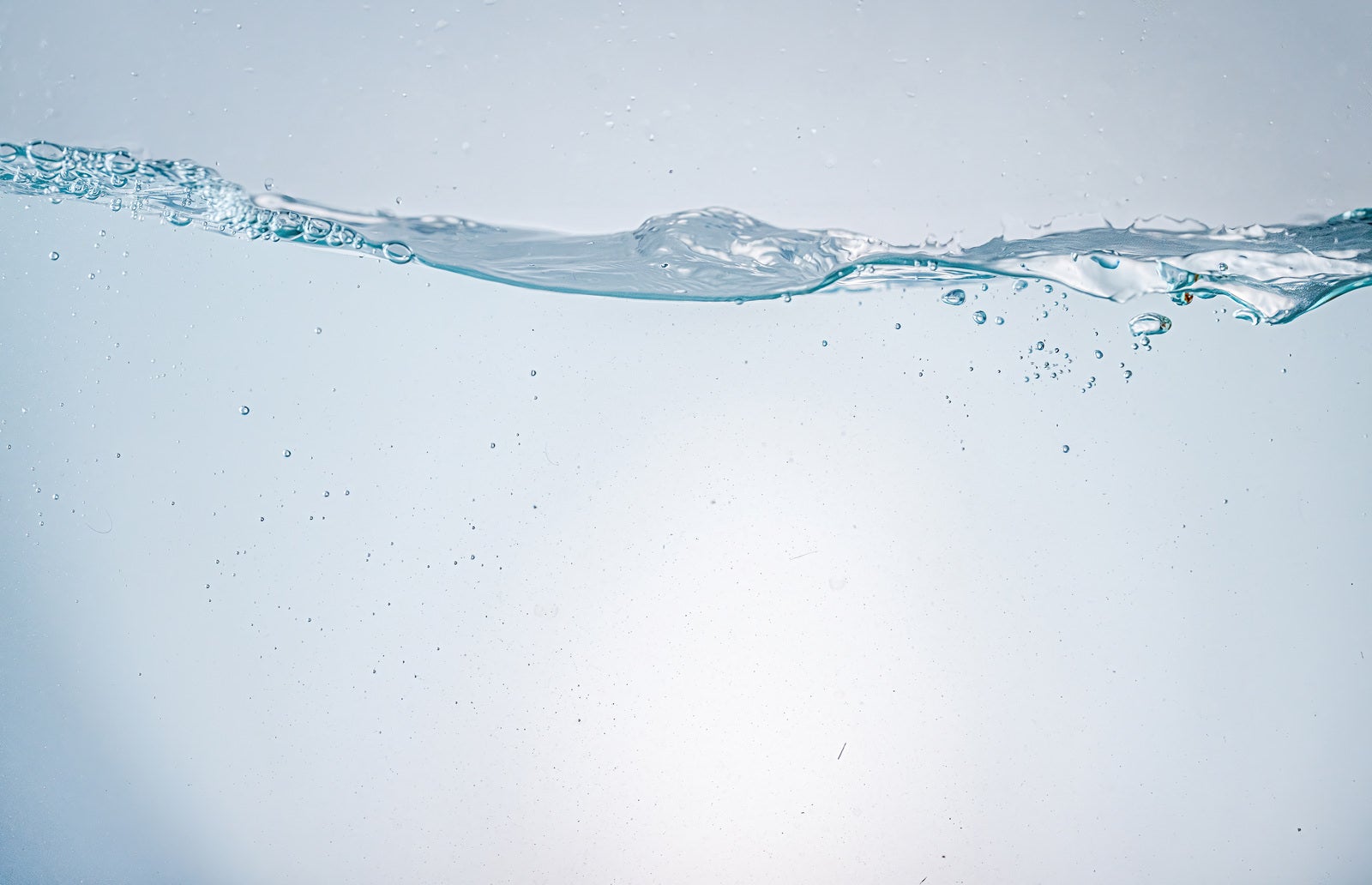 「気泡が少ない穏やかな水面」の写真