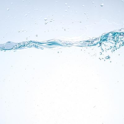 透明なミネラルウォーターが静かに波打つ様子の写真